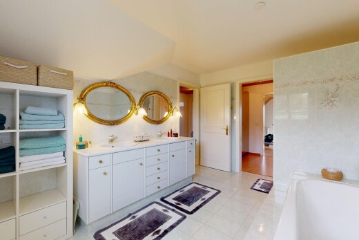 küche mit light countertops, arbeitsplatten, light floor, inside property, und waschbecken