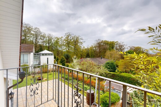 balkon mit balkon, overcast, und from property