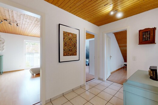 couloir avec wood ceiling, plafond en bois, drywall, cloison sèche, et inside property