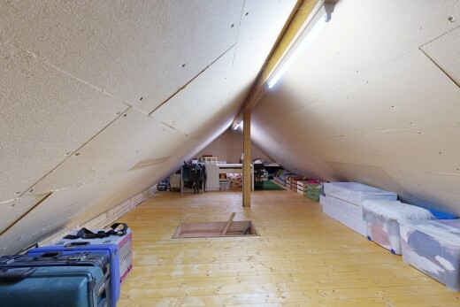 pièce vide avec plafond cathédrale, cathedral ceiling, plafond voûté, vaulted ceiling, et sol en finition bois