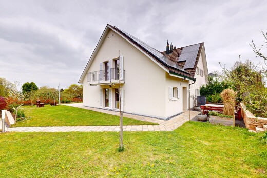 façade avec balcon, panneaux solaires, pelouse, overcast, et from property