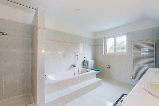 salle de bains avec bain, salle de bain complète, double vasque, douche, et inside property