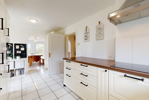 cuisine avec hotte, light floor, white cabinets, armoires blanches, et passages en arc