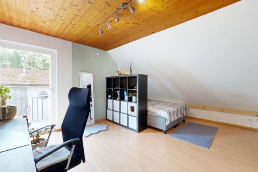 bureau avec track lighting, éclairage sur rail, wood ceiling, plafond en bois, et drywall