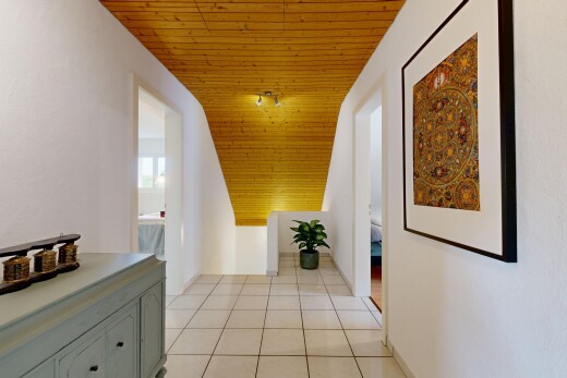 couloir avec wood ceiling, plafond en bois, vaulted ceiling, plafond voûté, et inside property