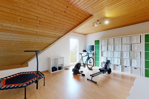 gym avec plafond en bois, wood ceiling, cloison sèche, drywall, et plafond voûté