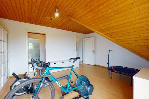 gym avec wood ceiling, plafond en bois, drywall, cloison sèche, et wood finish floor