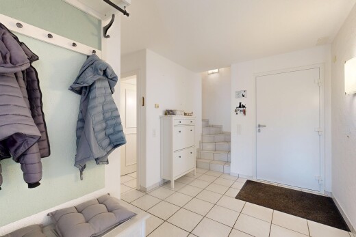 couloir avec light floor, drywall, cloison sèche, inside property, et tile floor