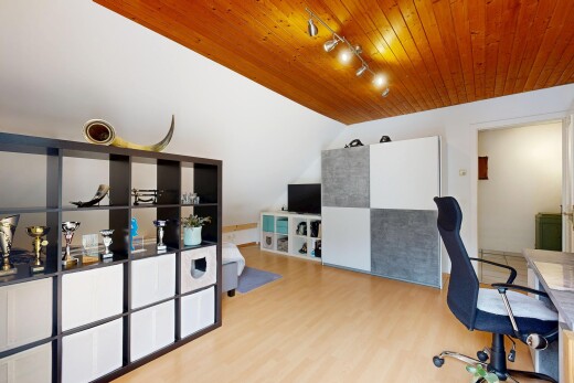 bureau avec track lighting, drywall, espace bureau, wood ceiling, et wood finish floor