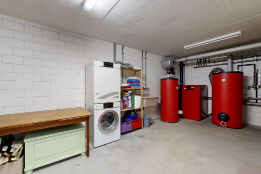 wäschekammer mit wäscherei, keller, light floor, betonboden, und concrete floor