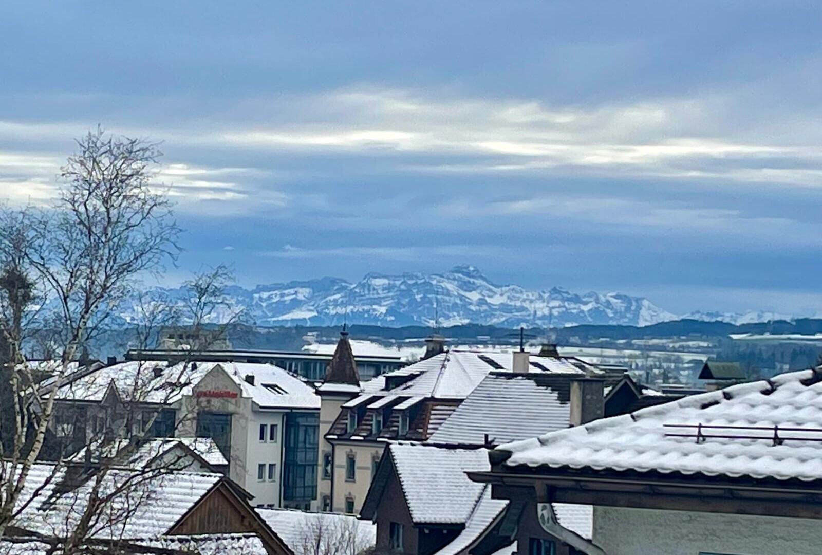 seesicht mit snow, mountain view, und blick auf die berge