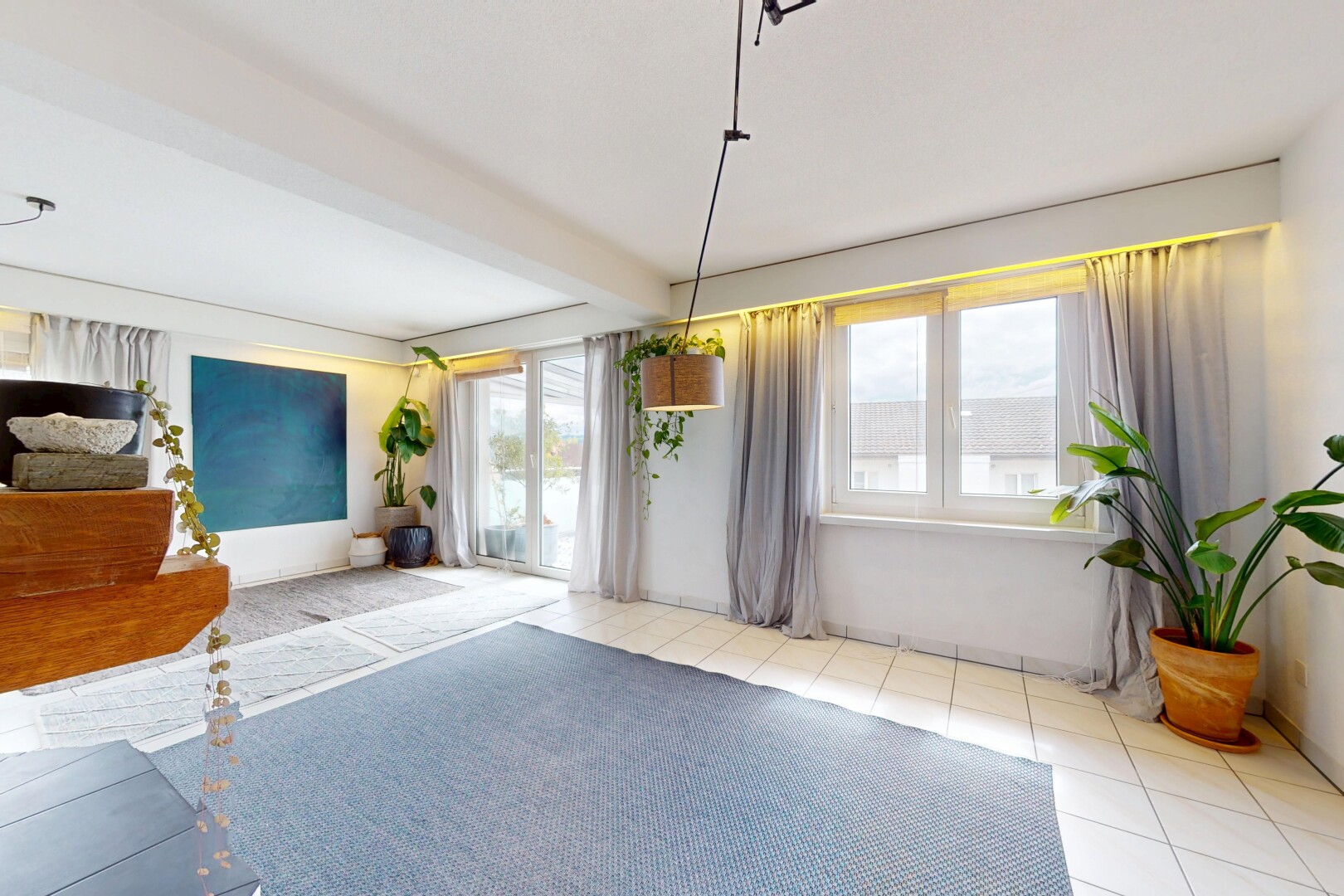 salon avec sol en carrelage, tile floor, lumière naturelle, natural light, et inside property