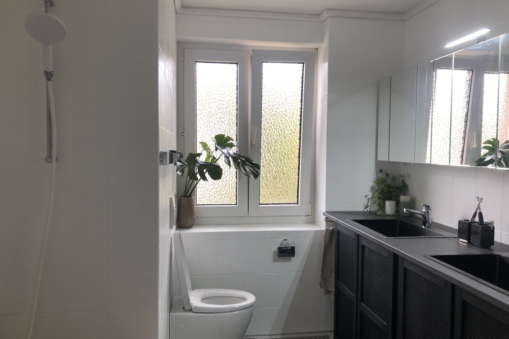 bad mit toilette, komplettes badezimmer, doppelwaschtisch, spiegel, und waschbecken