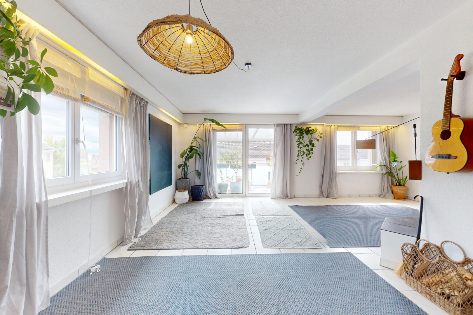 réception / lobby avec inside property, natural light, drywall, et carpet