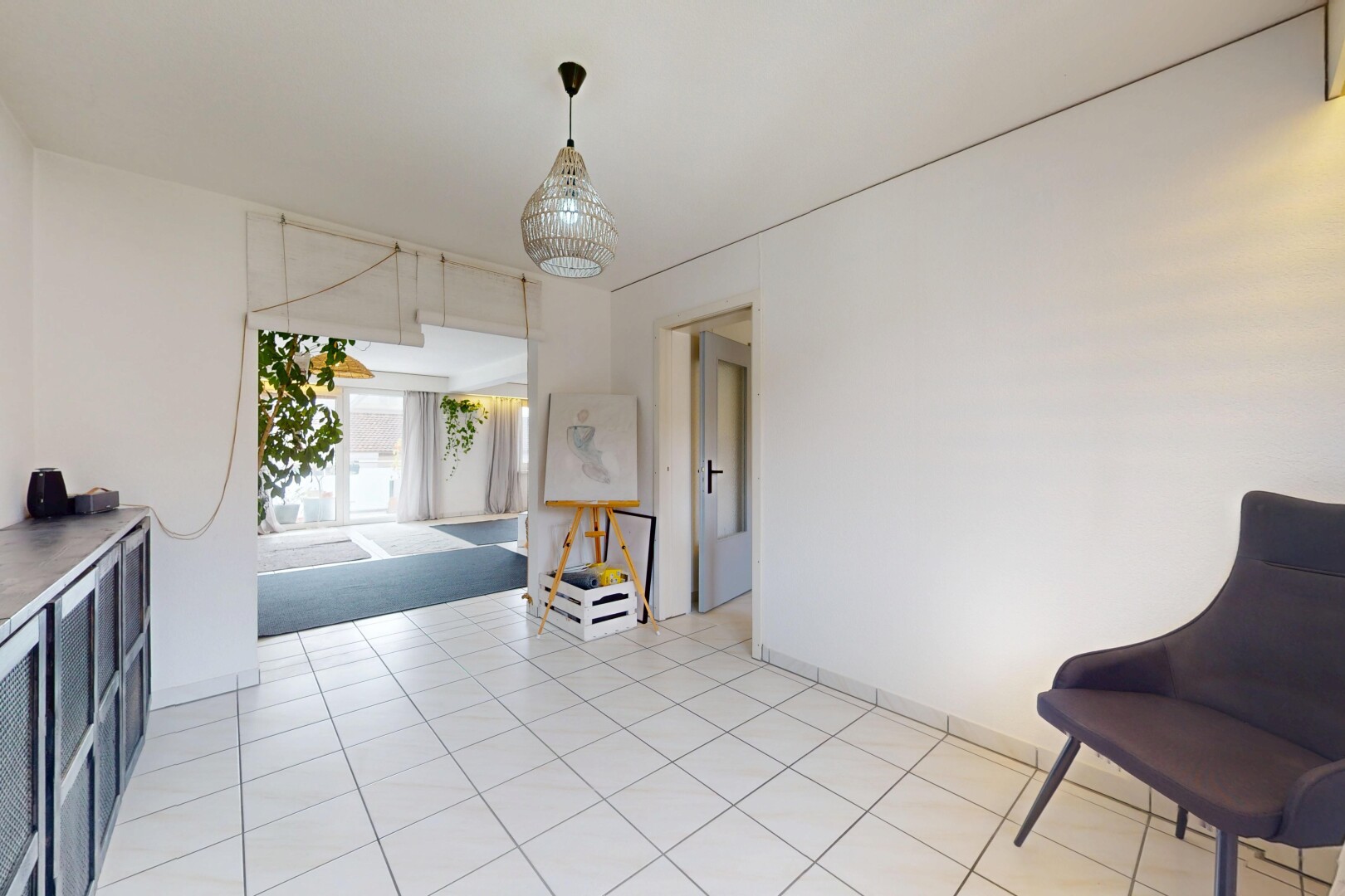 salon avec cloison sèche, drywall, inside property, lumière naturelle, et natural light