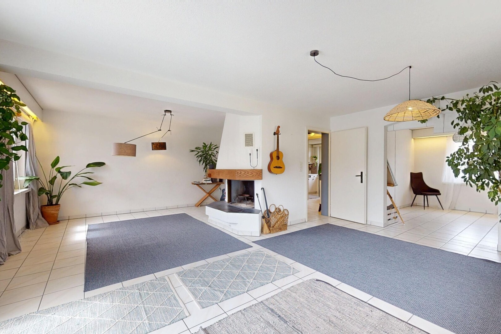 salon avec sol en carrelage, tile floor, cloison sèche, drywall, et inside community