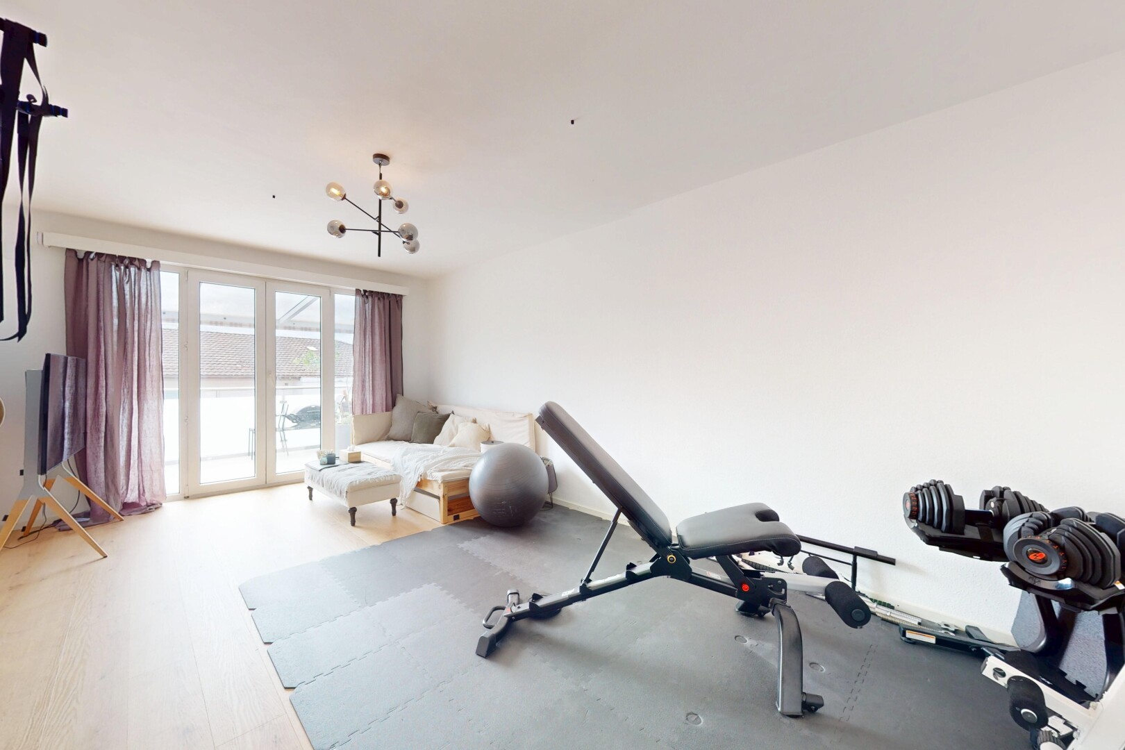gym avec cloison sèche, drywall, lumière naturelle, natural light, et inside property