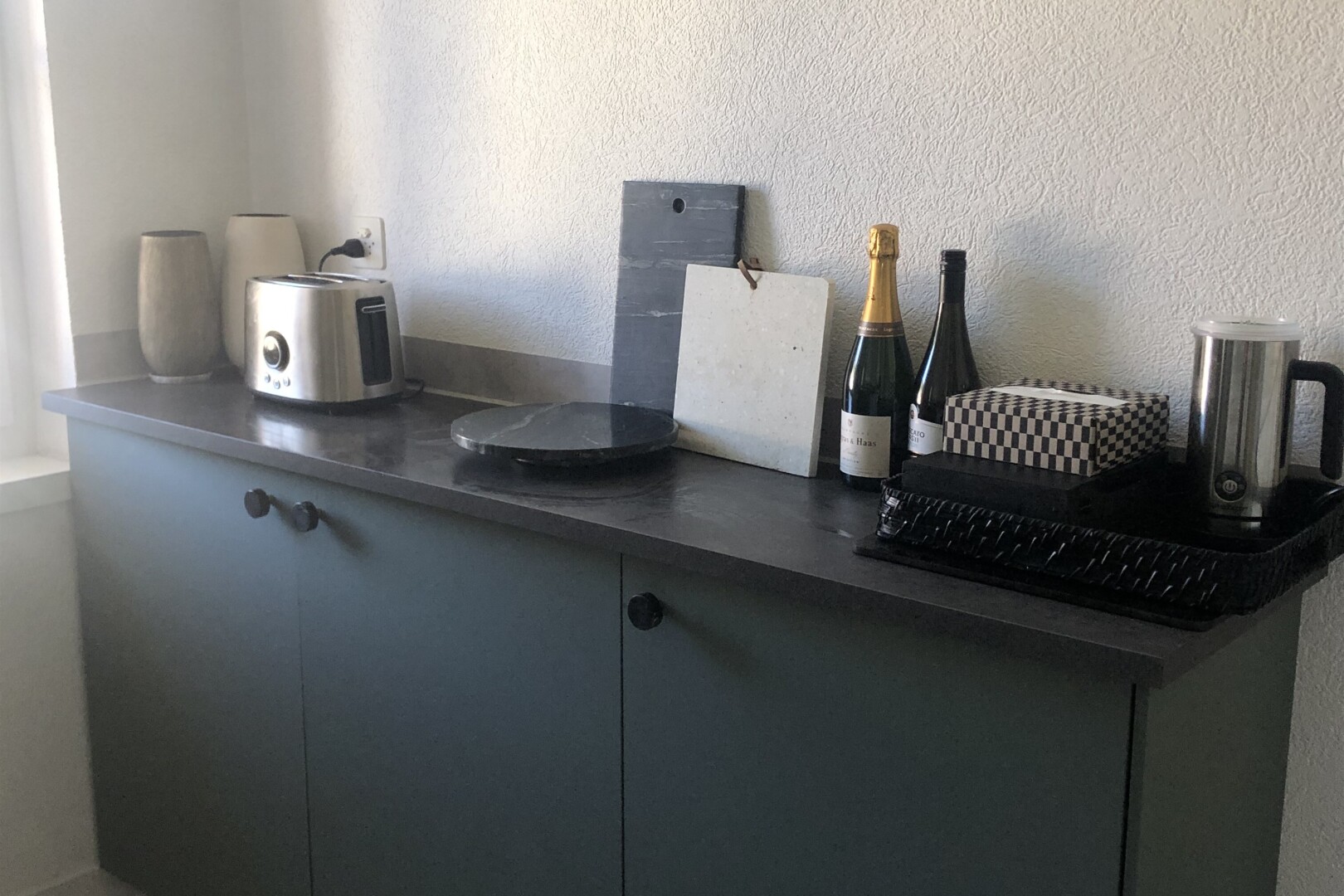 küche mit textured wall, arbeitsplatten, dark countertops, graue schränke, und gray cabinets
