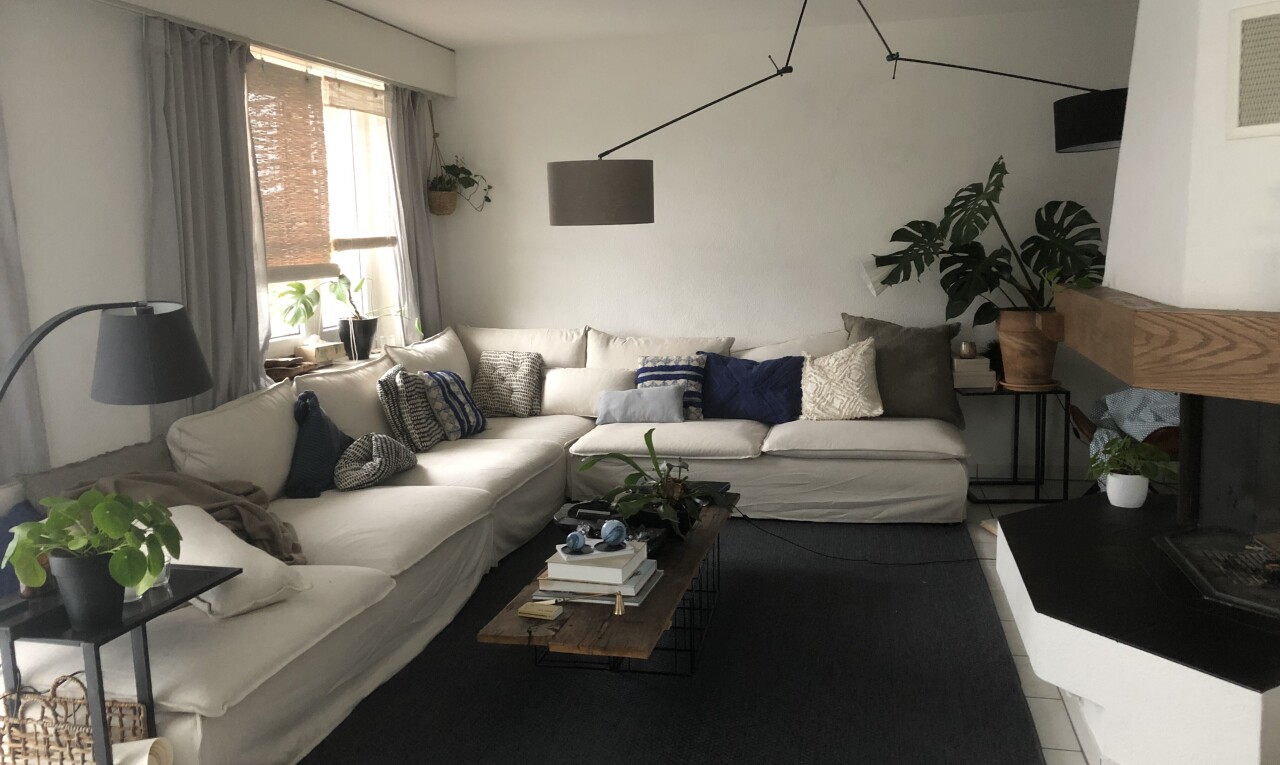 wohnzimmer mit drywall, gipskartonwand, inside property, lüftungsgitter, und natürliches licht