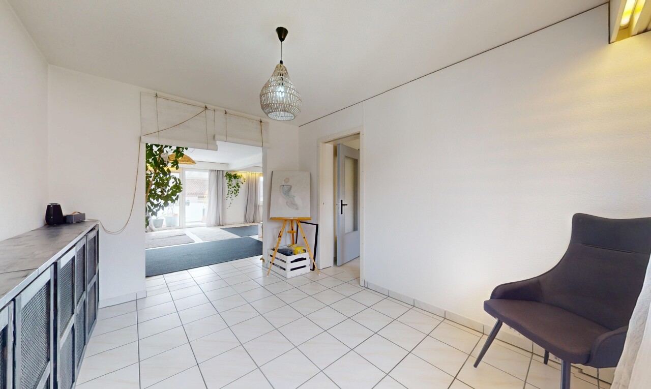 salon avec cloison sèche, drywall, inside property, lumière naturelle, et natural light