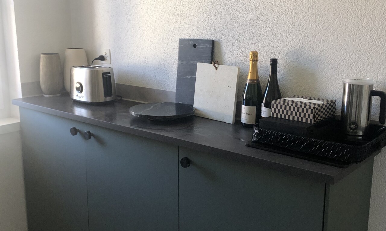 küche mit textured wall, arbeitsplatten, dark countertops, graue schränke, und gray cabinets
