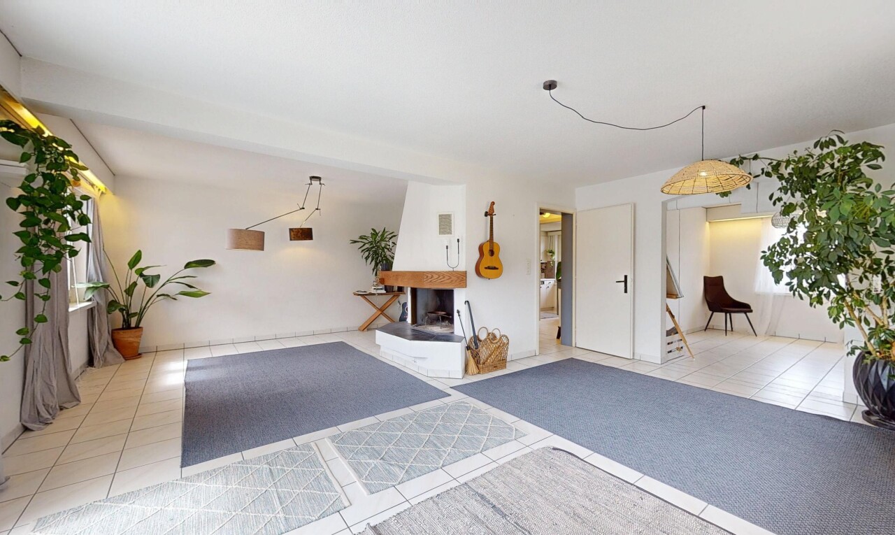 salon avec sol en carrelage, tile floor, cloison sèche, drywall, et inside community