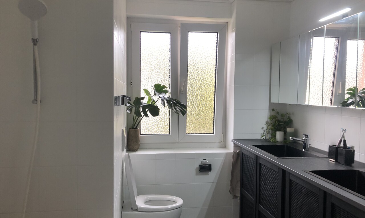 bad mit toilette, komplettes badezimmer, doppelwaschtisch, spiegel, und waschbecken