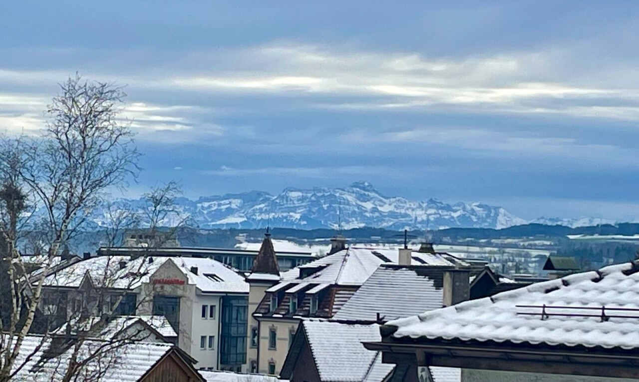 seesicht mit snow, mountain view, und blick auf die berge