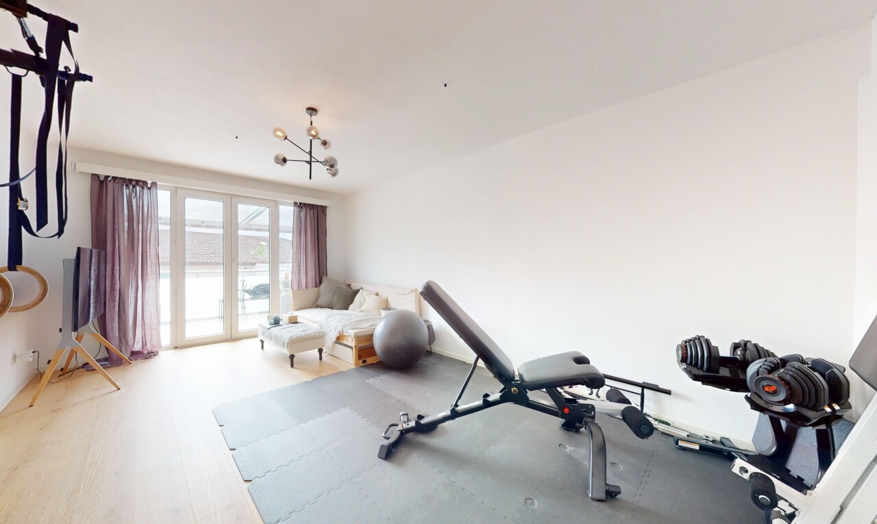 gym avec cloison sèche, drywall, lumière naturelle, natural light, et inside property