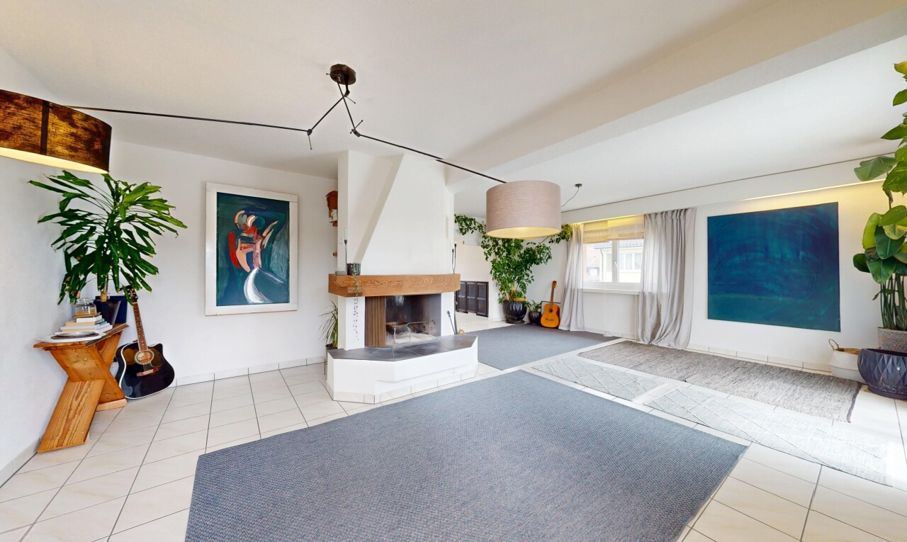 salon avec sol en carrelage, tile floor, cloison sèche, drywall, et lumière naturelle