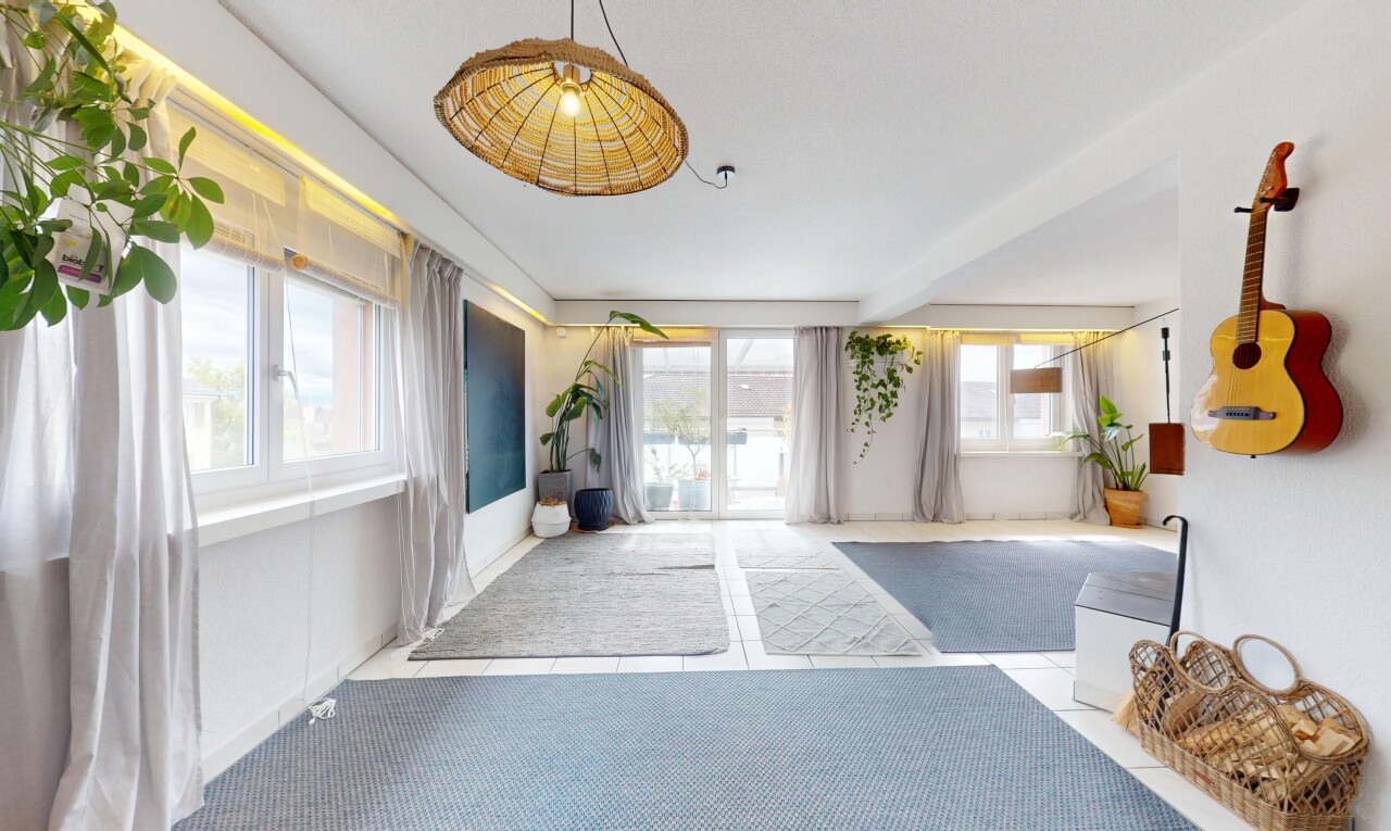 réception / lobby avec inside property, natural light, drywall, et carpet