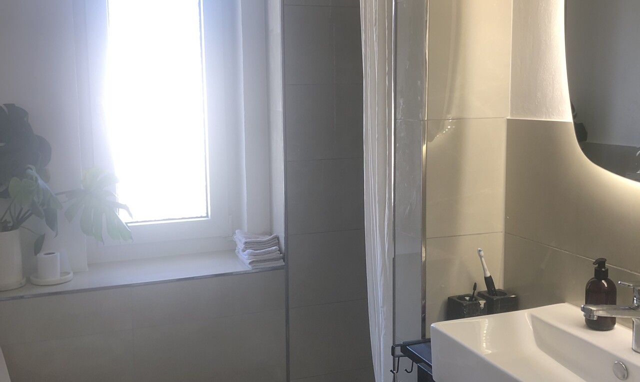 bad mit spiegel, waschbecken, dusche, komplettes badezimmer, und inside property