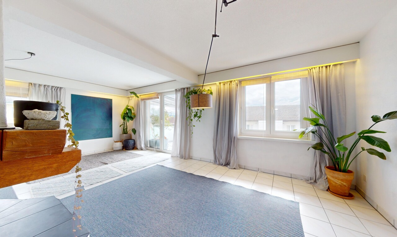 salon avec sol en carrelage, tile floor, lumière naturelle, natural light, et inside property