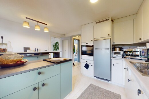 küche mit pendelleuchte, inside property, ofen, kühlschrank, und arbeitsplatten