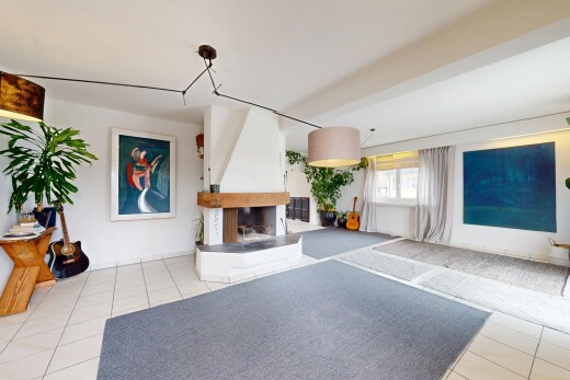 wohnzimmer mit fliesenboden, tile floor, gipskartonwand, drywall, und natürliches licht