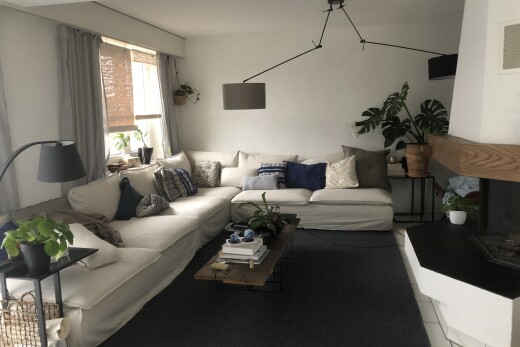 wohnzimmer mit drywall, gipskartonwand, inside property, lüftungsgitter, und natürliches licht