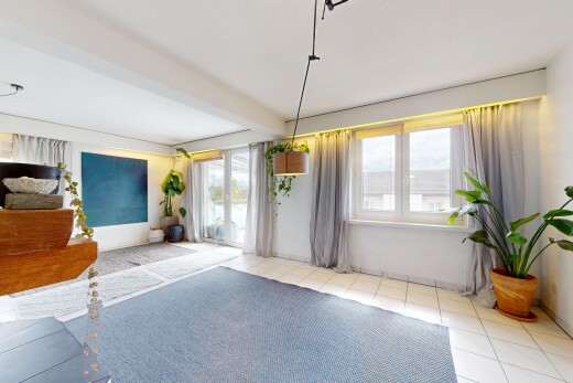 wohnzimmer mit fliesenboden, tile floor, natürliches licht, natural light, und inside property