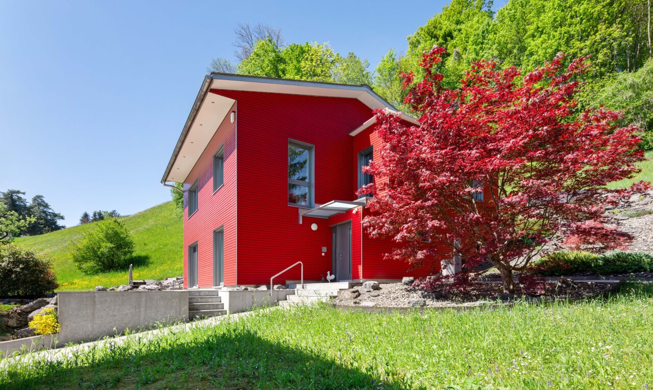 façade avec day time, property visible, pelouse, et perron