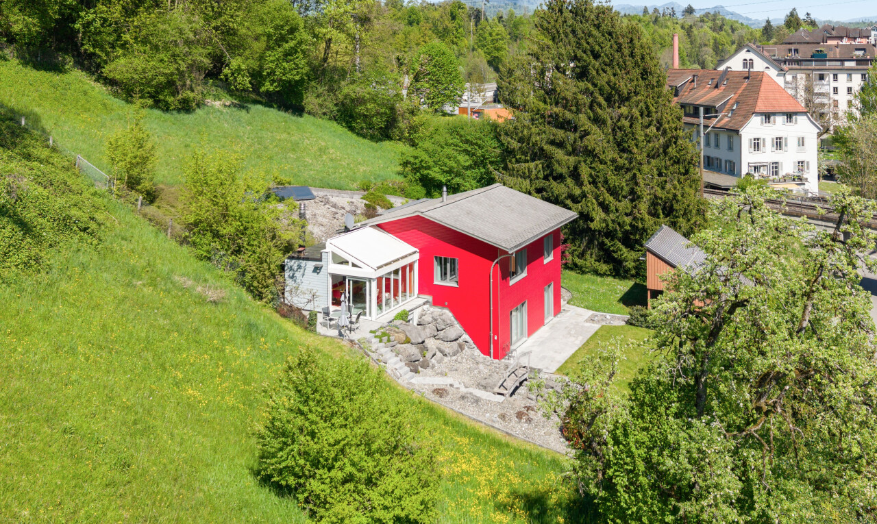 façade avec drone view, day time, et pelouse