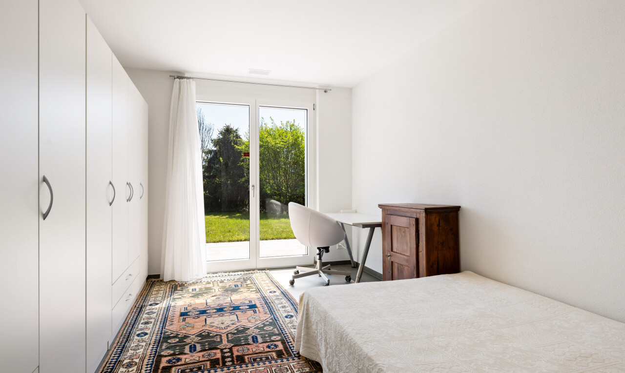 chambre avec natural light, lumière naturelle, inside property, accès à l'extérieur, et drywall