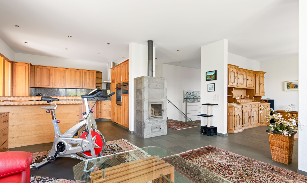gym avec inside property, dark floor, drywall, et cloison sèche
