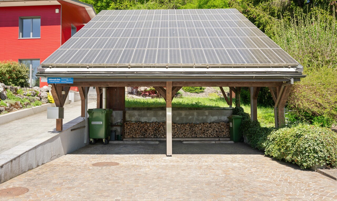 façade avec panneaux solaires