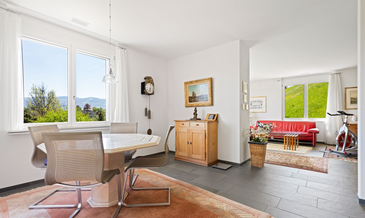 salle à manger avec natural light, lumière naturelle, drywall, cloison sèche, et day time