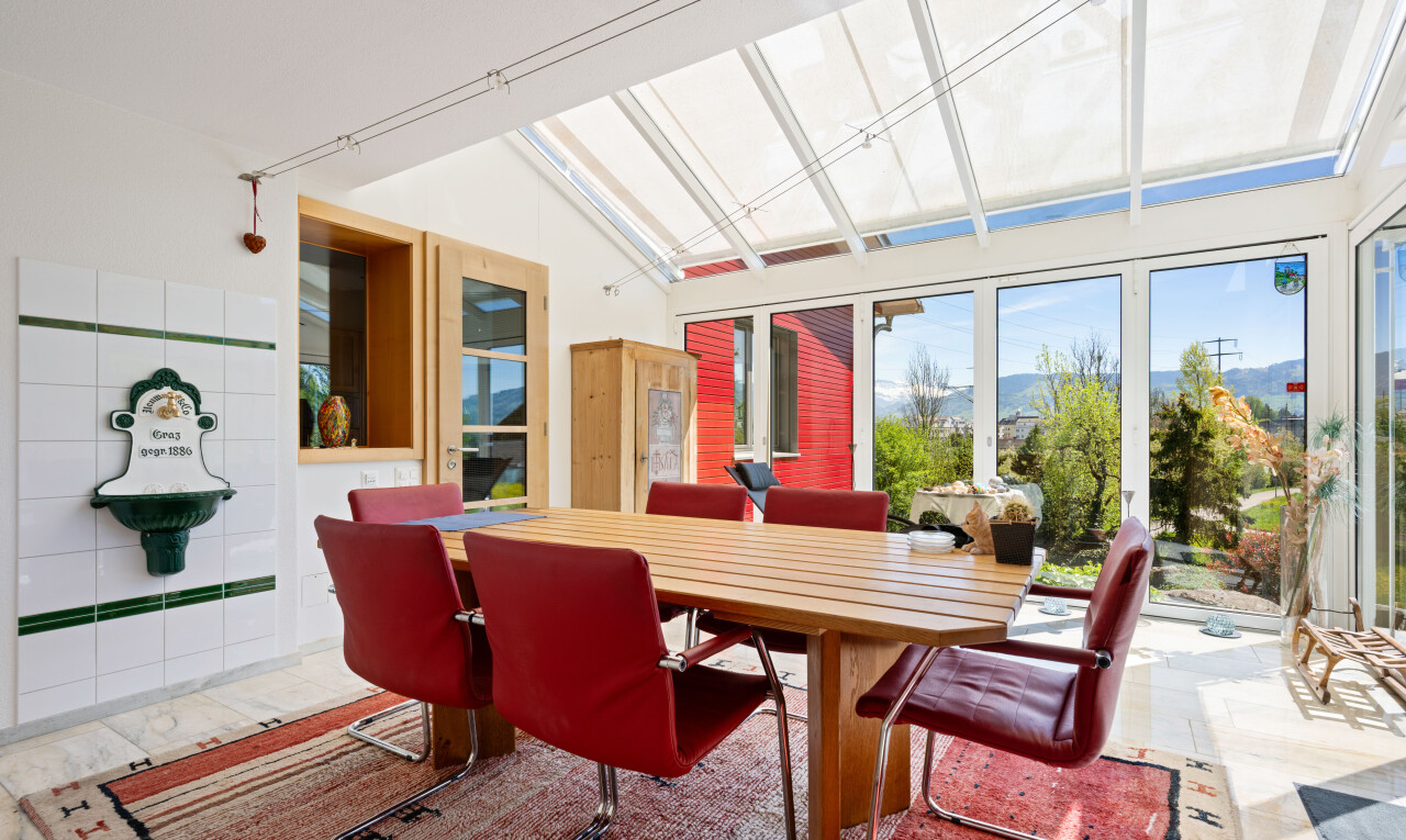 salle à manger avec day time, puits de lumière, natural light, lumière naturelle, et vue sur la montagne