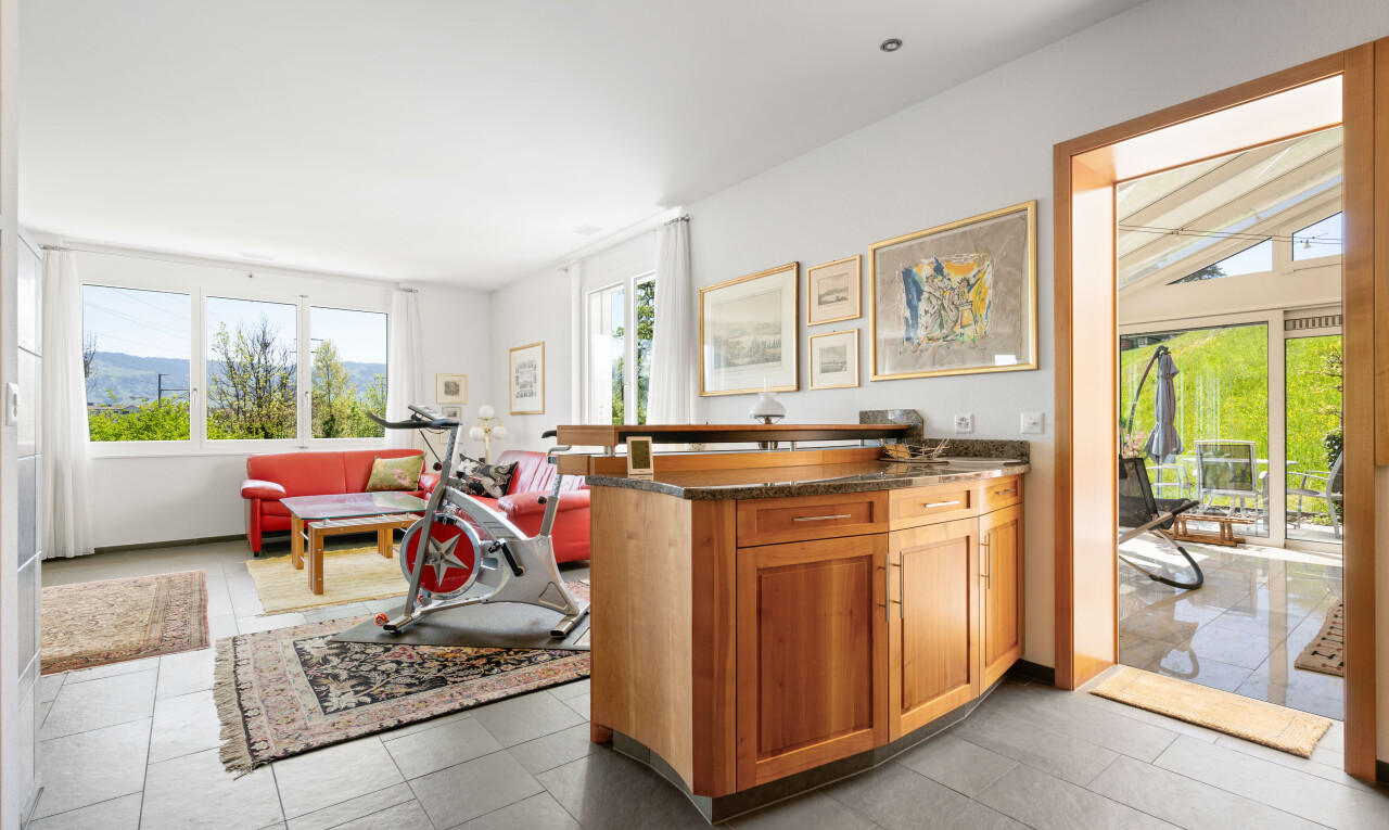 cuisine avec armoires de style shaker, shaker cabinets, natural light, lumière naturelle, et dark countertops