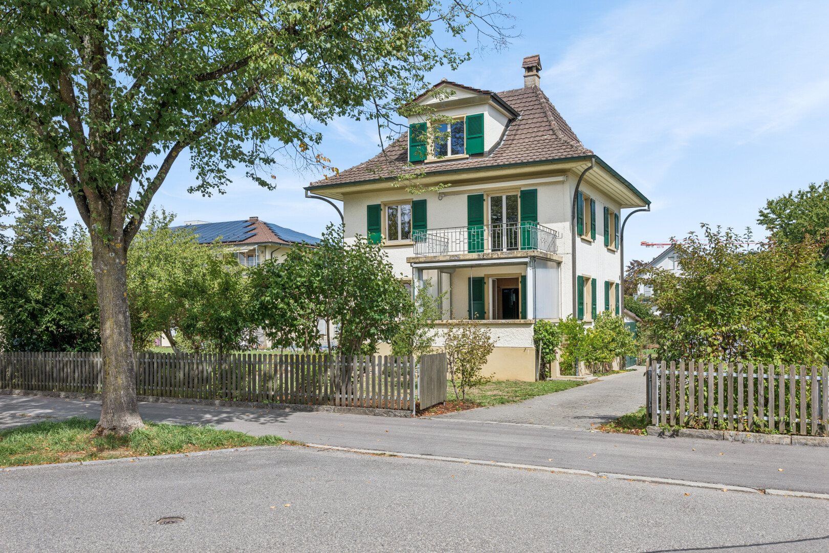 außenansicht mit balkon, zaun, dachgaube, property visible, und day time