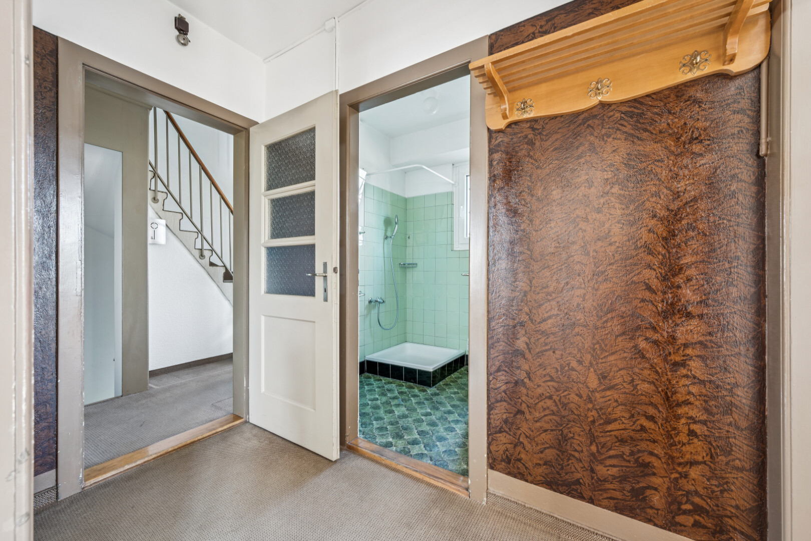 halle / korridor mit treppen, inside property, carpet, teppich, und drywall