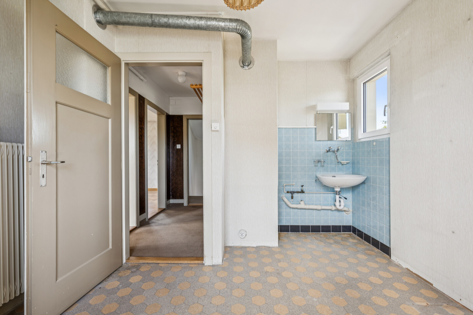bad mit spiegel, tile wall, inside property, fliesenwand, und vinyl floor