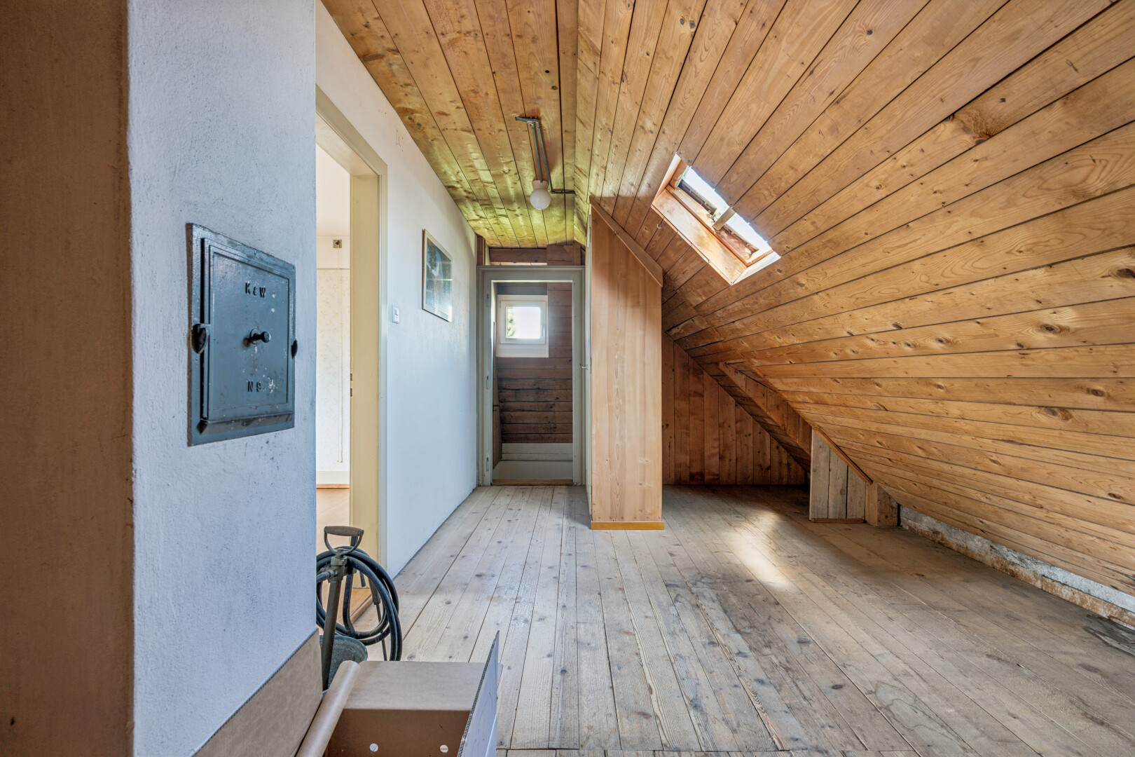 halle / korridor mit wood ceiling, holzdecke, hardwood floor, dachfenster, und wood finish floor