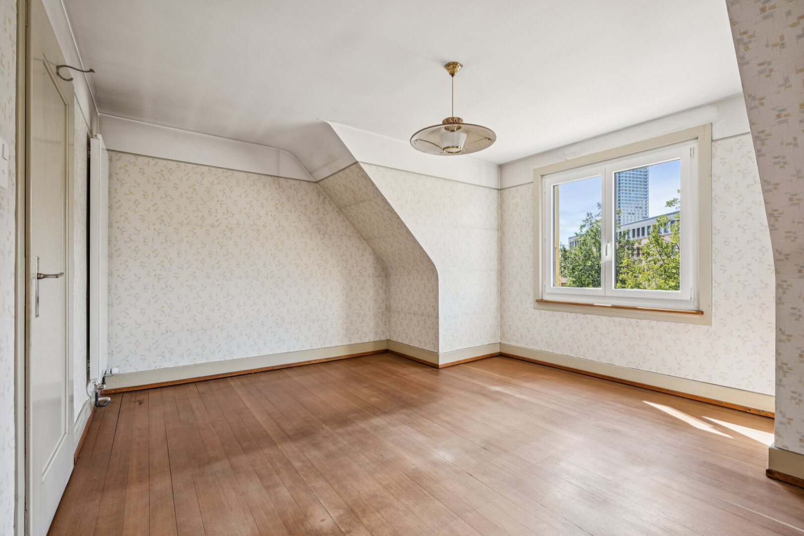 leerer raum mit tapetenwand, wallpaper wall, problematic wallpaper, day time, und holzfußboden